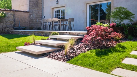 Terrasse contemporaine sur&eacute;lev&eacute;e avec escalier flottant en dalles de b&eacute;ton poli