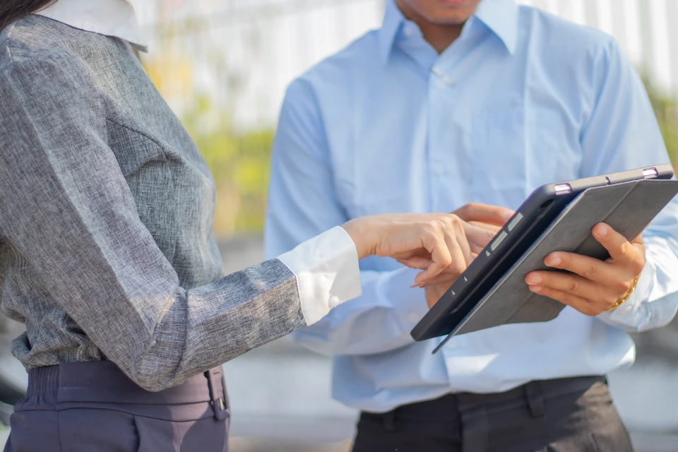 Jardin contemporain avec terrasse circulaire en pav&eacute;s de pierre naturelle, mobilier outdoor violet (poufs cylindriques), banc en bois suspendu