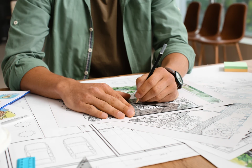 Jardin contemporain avec terrasse circulaire en pav&eacute;s de pierre naturelle, mobilier outdoor violet (poufs cylindriques), banc en bois suspendu