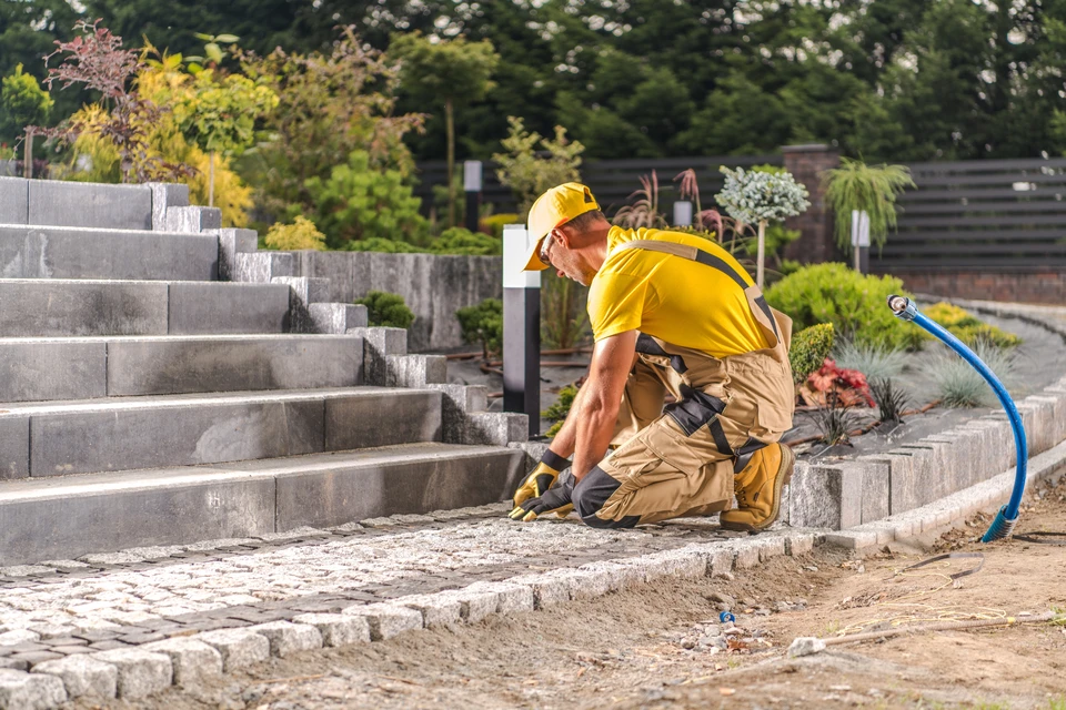 Aménagement paysager extérieur avec escalier en béton et mur de soutènement en blocs de pierre naturelle