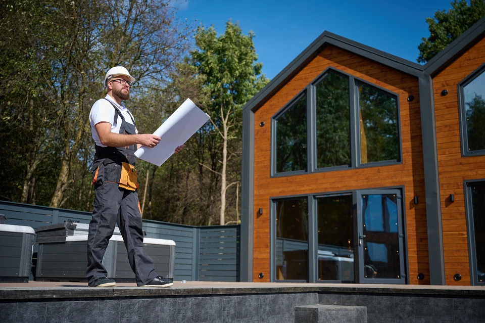 Allée piétonne extérieure traversant une pelouse verte bien entretenue, composée de dalles rectangulaires en pierre naturelle beige et grise disposées en motif alternant