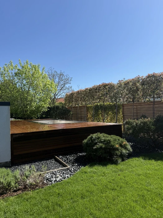 Jardin paysager résidentiel moderne, vue extérieure ensoleillée