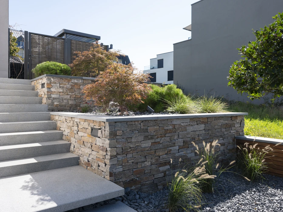 Jardin paysager résidentiel moderne, vue extérieure ensoleillée
