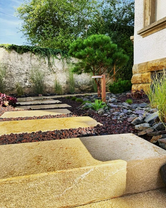 Piscine rectangulaire extérieure aux eaux turquoise, entourée d'une terrasse en lames de bois composite IPE