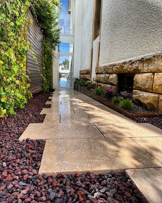 Jardin paysager contemporain extérieur, terrasse en lame de bois composite foncé, bordure en bois exotique teinté avec bassin décoratif en granit noir