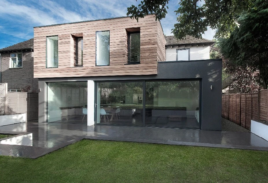 Piscine rectangulaire extérieure avec margelles blanches et plage en bois composite IPE