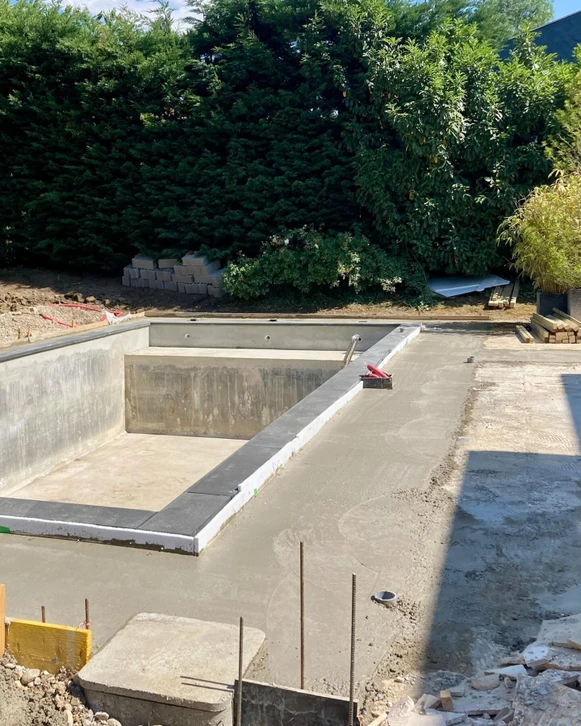 Piscine rectangulaire extérieure dans cour privée résidentielle avec transats en résine tressée