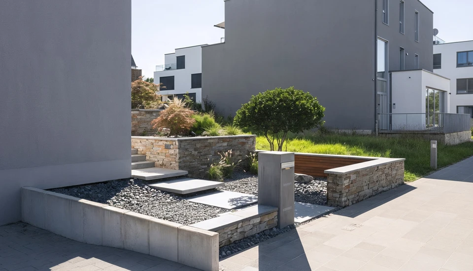 Jardin contemporain avec terrasse circulaire en pav&eacute;s de pierre naturelle, mobilier outdoor violet (poufs cylindriques), banc en bois suspendu