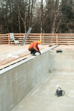 Piscine ext&eacute;rieure avec spa int&eacute;gr&eacute; dans jardin paysager r&eacute;sidentiel