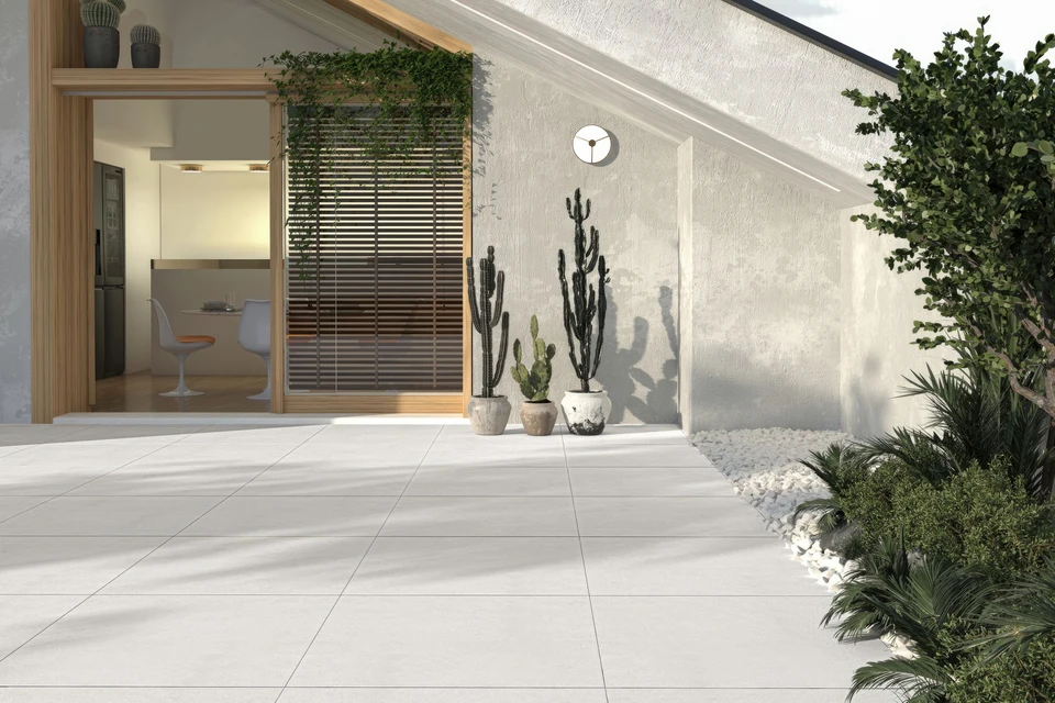 Chantier extérieur de construction d'une terrasse en bois dans jardin résidentiel clôturé