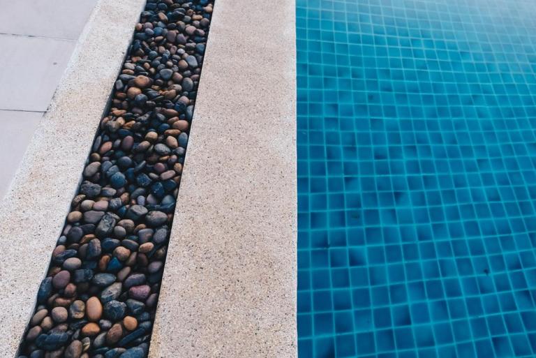 Construction de piscine en béton : guide complet et conseils